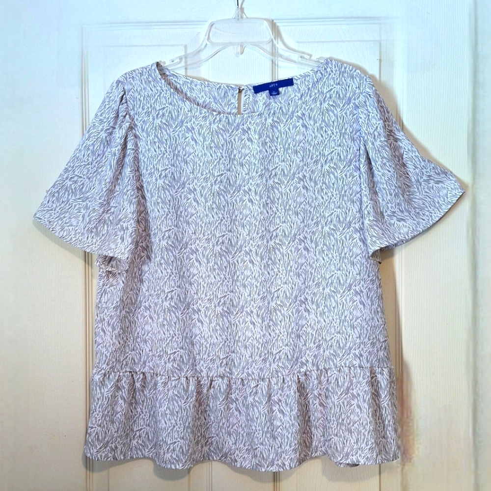 'Apt 9' shirt, black on white, flutter sleeves, bottom hem ruffle, Sz. XL